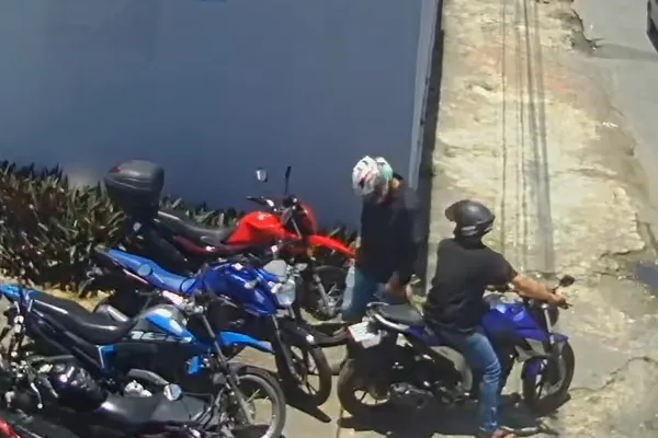 
				
					Imagens mostram ação de criminosos durante furto de moto em Maceió
				
				