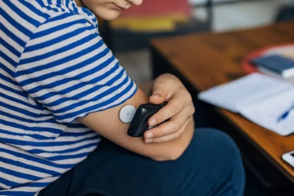 
				
					Jovem com diabetes é expulso após sensor de glicose disparar
				
				