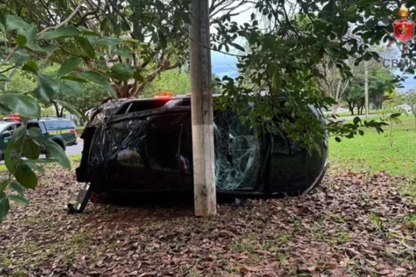 
				
					Jovens ficam feridos após carro capotar e bater em poste
				
				