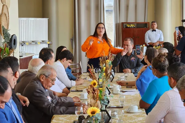 
				
					Lavnia Cavalcanti tem encontro com advogadas e advogados de Penedo
				
				