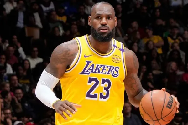 
				
					LeBron se torna o mais velho a marcar 25 pontos e dar 10 assistências
				
				