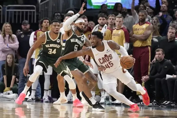 
				
					Lillard e Giannis somam 75 pontos, mas Bucks perdem para os Cavs no último segundo
				
				