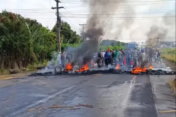 
				
					Moradores de assentamento realizam protesto na BR-101 contra ordem de despejo
				
				