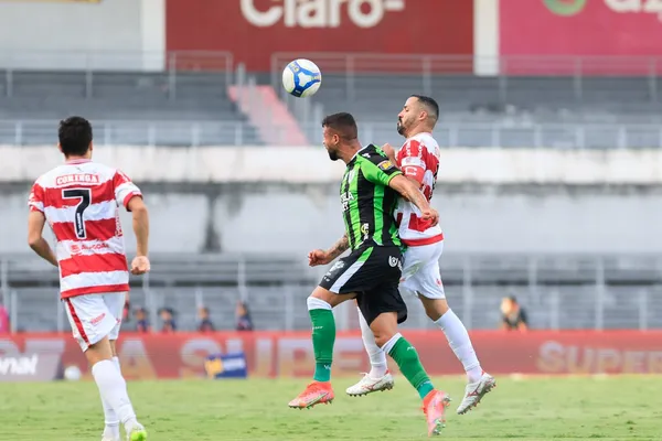 

					No Rei Pelé, CRB quebra sequência ruim e vence o América-MG pela Série B: 2 a 1

				