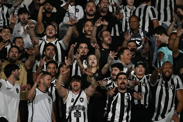 
				
					Ônibus com torcedores do Botafogo são apedrejados na fronteira entre Uruguai e Brasil
				
				