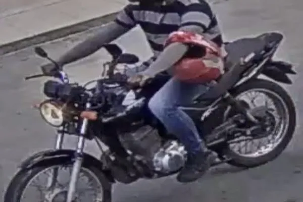 
				
					Polícia divulga imagens de motociclista que atirou e matou condutor em cruzamento
				
				