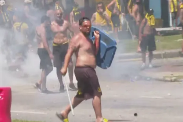 
				
					Torcedores do Peñarol se envolvem em confronto em cenas de selvageria e vandalismo na orla
				
				