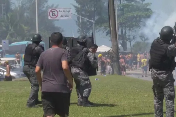 
				
					Torcedores do Peñarol se envolvem em confronto em cenas de selvageria e vandalismo na orla
				
				