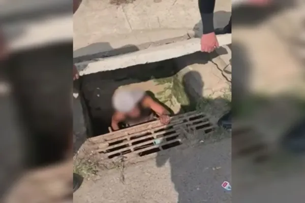 
				
					Vídeo: mulher é presa após ser encontrada com drogas dentro de bueiro
				
				