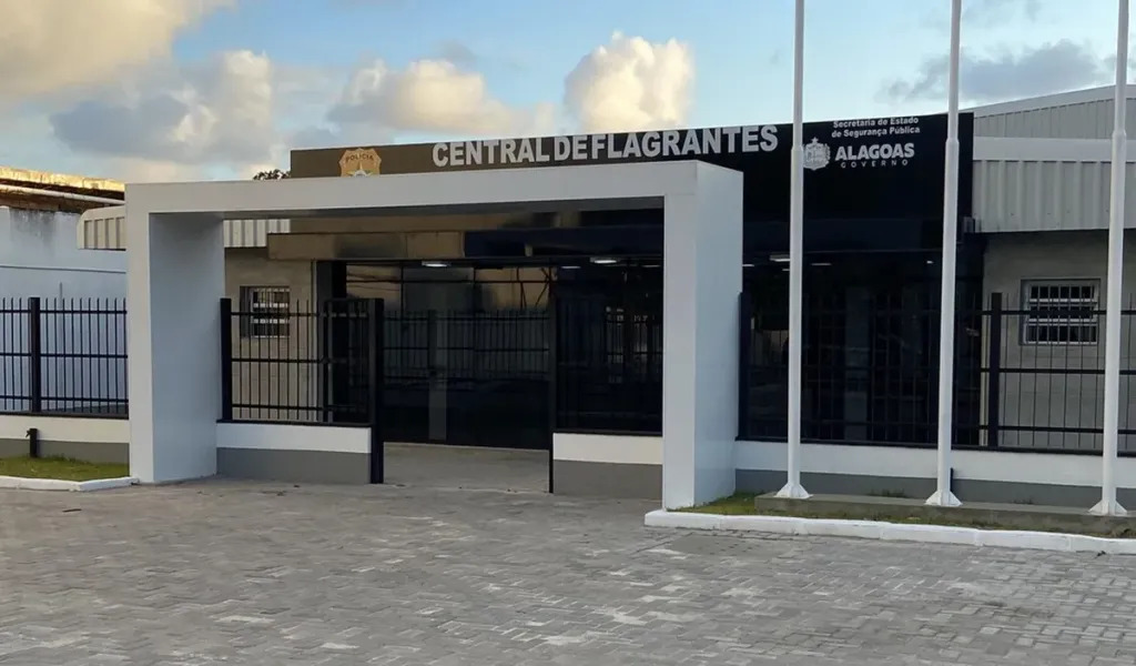 Sem a guarda do filho, mulher tenta invadir casa e acaba presa após cuspir em PMs