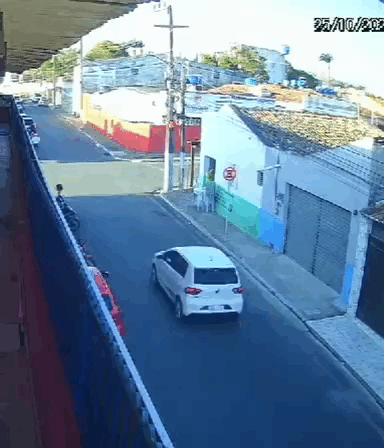 Vídeo: carro avança em cruzamento e atinge outro veículo em Arapiraca