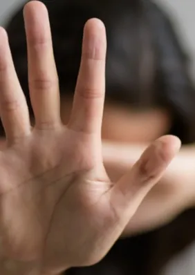Homem é preso após manter esposa e filhos trancados dentro de casa no Benedito Bentes