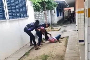 
			
				Alunas saem aos tapas e puxões de cabelo; uma delas está grávida
			
			