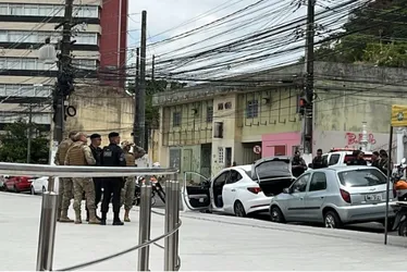 	Agente socioeducativo morre em troca de tiros e policial da Oplit é baleada no centro de Maceió	