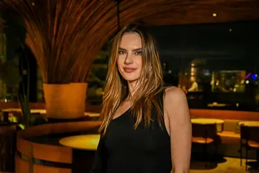 
			
				Alessandra Ambrosio faz aparição rara com os pais no aniversário da mãe
			
			