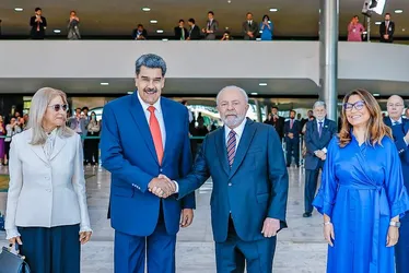 
			
				Aliados querem distância do apoio velado de Lula à fraude do ditador Maduro
			
			