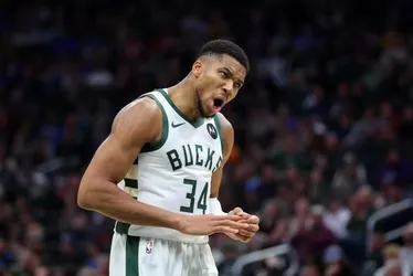 
			
				Antetokounmpo supera recorde de Scottie Pippen em vitória dos Bucks sobre o Bulls
			
			