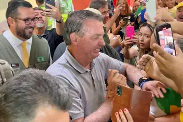 
			
				Ao desembarcar em Maceió, Bolsonaro destaca vitória de Trump: 'Se ele voltou, voltaremos também'
			
			
