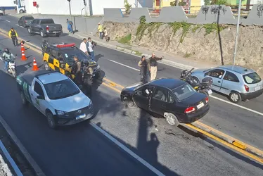 
			
				Após acidente, carro é abandonado e causa congestionamento na Leste-Oeste
			
			
