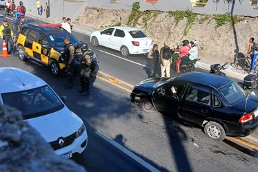 
			
				Após acidente, carro é abandonado e causa congestionamento na Leste-Oeste
			
			