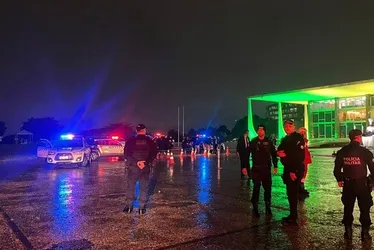 
			
				Após explosões, Praça dos 3 Poderes é isolada; uma pessoa morreu
			
			