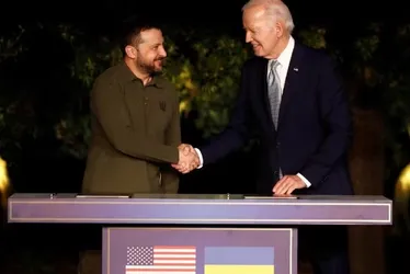 
			
				Biden autoriza Ucrânia a usar mísseis americanos de longo alcance contra a Rússia
			
			