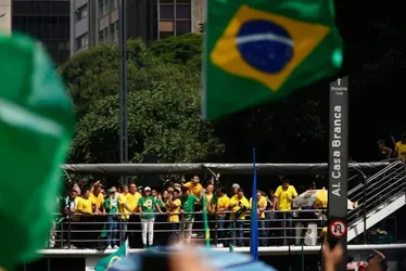 
			
				Brasileiros de direita são o dobro de esquerdistas, aponta pesquisa do Senado
			
			