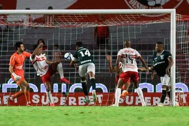 
			
				CRB leva gol nos acréscimos e perde para o Goiás, pela Série B do Brasileiro: 1 a 0
			
			