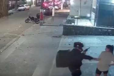 
			
				Câmera de segurança flagra dois assaltos ao mesmo tempo em rua
			
			