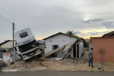 
			
				Caminhão desgovernado destrói casa e deixa dois feridos
			
			