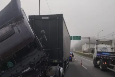 
			
				'Carreta fantasma': veículo desgovernado sem motorista causa acidente
			
			