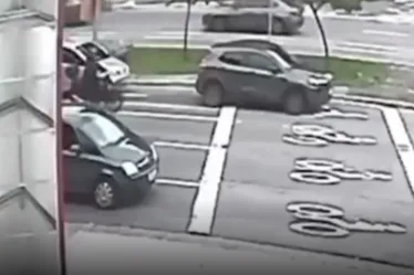 
			
				Carro de luxo não para no semáforo e causa engavetamento com outros cinco veículos
			
			