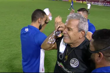 
			
				Com vinho, ex-presidente do Náutico festeja resultado na Justiça contra Hélio dos Anjos
			
			