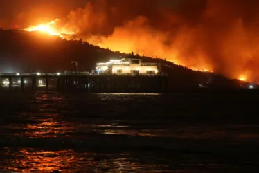 
			
				Condições para incêndios na Califórnia devem durar até sexta-feira
			
			
