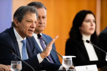 
			
				Disparada do dólar coloca governo Lula em colisão com mercado e BC
			
			