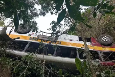 
			
				Dois dias após o acidente, ônibus continua na ribanceira onde caiu na Serra da Barriga
			
			