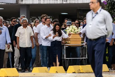  Médica alagoana é sepultada em Maceió 12 dias após morrer em incêndio na Tailândia 