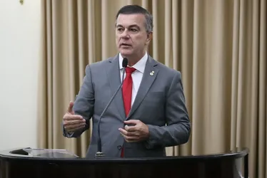 
			
				“Escala 6x1 é uma forma moderna de escravidão”, diz Ronaldo Medeiros
			
			