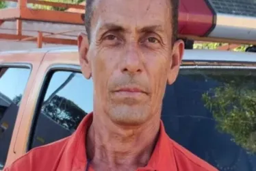 
			
				Ex-vereador morre após ser atingido por poste durante poda de árvore
			
			