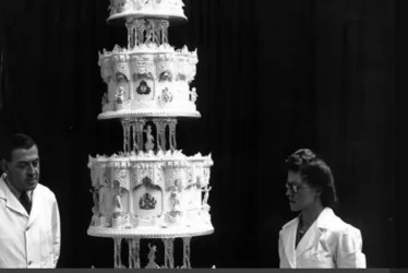 
			
				Fatia de bolo de casamento real é vendida por R$ 20 mil
			
			