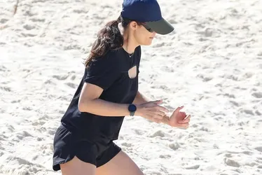
			
				Fernanda Tavares aproveita dia de sol para treinar na praia
			
			
