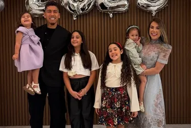 
			
				Filha do jogador alagoano Roberto Firmino fica com braço preso em elevador
			
			
