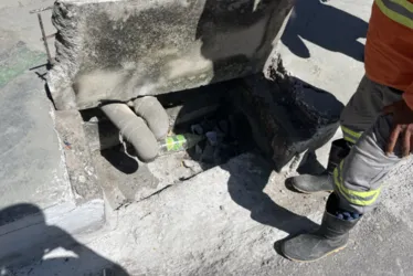 
			
				Fiscalização flagra despejo de concreto em rede de drenagem de água na Pajuçara
			
			