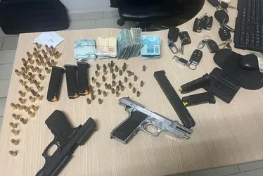 
			
				Foragido da Bahia é preso com R$ 56 mil em condomínio de luxo de Arapiraca
			
			