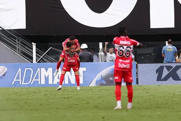 
			
				Hélio enaltece coragem do elenco e revela se fica no CRB em 2025
			
			