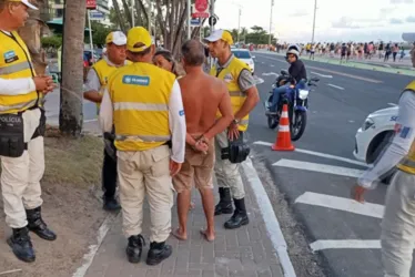 
			
				Homem é preso após desacatar agentes do Ronda no Bairro na Ponta Verde
			
			