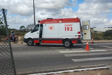 
			
				Idoso tenta atravessar faixa de pedestre correndo e acaba atropelado por moto
			
			