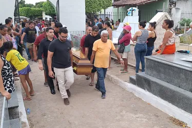 
			
				Irmãs que morreram em acidente na Serra da Barriga são sepultadas juntas
			
			