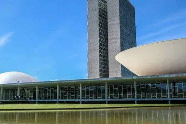 
			
				Lula estende tapete para Macron, francês que hostiliza o Brasil
			
			