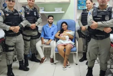 
			
				Mãe com bebê engasgado e cianótico pede ajuda na delegacia e PMs salvam criança
			
			